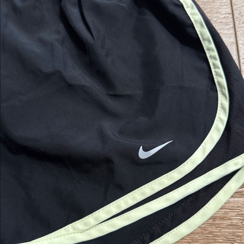 Nike Dri-FIT Running Shorts Black and green Athletic Workout Size M - Picture 2 of 5